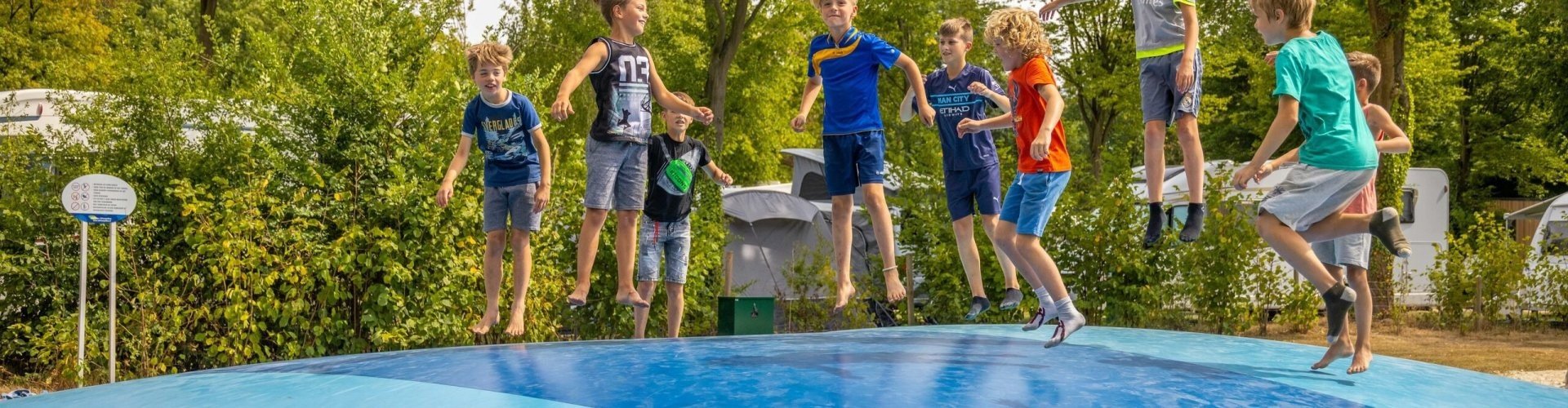 Airtrampoline in speeltuin 654e222a4f989