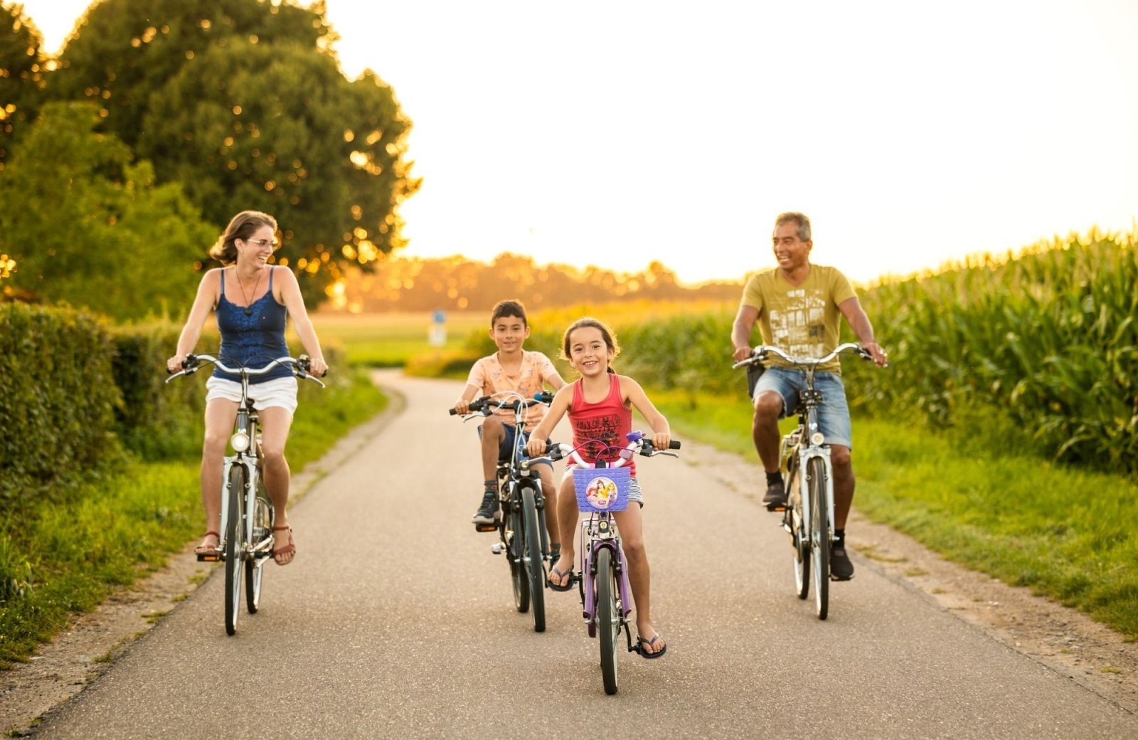 Familie auf Fahrrad Camping nahe Heerlen